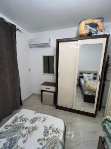um espelho num quarto com uma cama e uma cama em Golden Real Estate em Madinaty