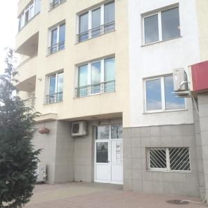 un gran edificio blanco con una puerta blanca en Apartment Damyanitsa, en Sofía