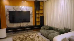 Μια τηλεόραση ή/και κέντρο ψυχαγωγίας στο Fully Furnished luxurious villa