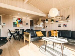 Posezení v ubytování 6 person holiday home in Spøttrup-By Traum