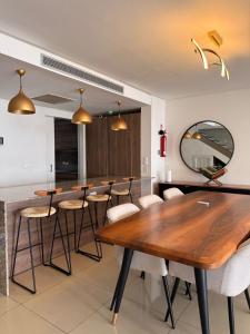 Un comedor con una gran mesa y sillas de madera. en Oceanfront 2 Bedrooms with Beach Access, en Dakar