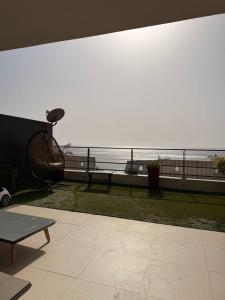 - Balcón con mesa y vistas al océano en Oceanfront 2 Bedrooms with Beach Access, en Dakar