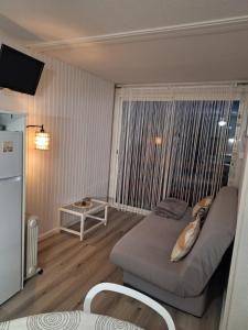 ein kleines Schlafzimmer mit einem Bett und einem Fenster in der Unterkunft appartement T2bis idealement situé au bord du lac marin de Vieux Boucau in Vieux-Boucau-les-Bains