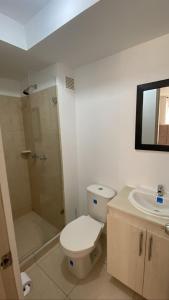 a bathroom with a toilet and a shower and a sink at Arturo Apartamento Con hermosa vista y piscina in Armenia