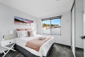 a bedroom with a bed and a window at Villa 4 NEW 3Bed 2 Bath in Warrane
