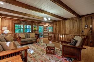 Χώρος καθιστικού στο Karma Cabin