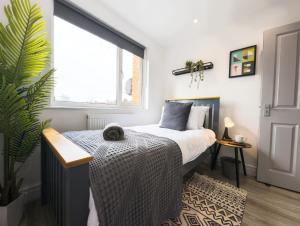 En eller flere senge i et værelse på Contractor Stays - Fast WiFi, Free Parking