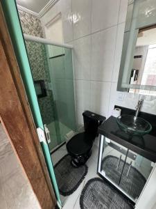 Un baño con un inodoro negro y un lavabo. en Apartamento 2 Quartos Próximo a Praia, en Rio das Ostras 9 fotos más