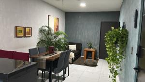 a living room with a table and a couch at Apartamento con Rooftop cerca de la Playa in Manzanillo