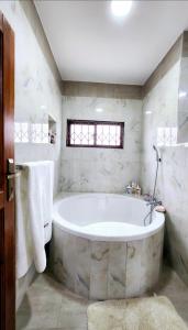 Koupelna v ubytování Marblearch Apartment + 15 fotografií