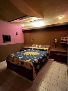 ルハン・デ・クージョにあるMotel Cocoviの部屋の中に大きなベッドがある寝室