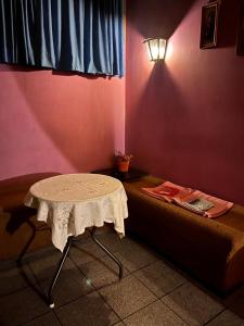 ルハン・デ・クージョにあるMotel Cocoviのピンクの壁のテーブル +10枚の写真