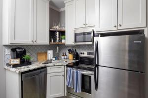 Η κουζίνα ή μικρή κουζίνα στο Little Rock - Stylish Downtown Apt Family Friendly +20 φωτογραφίες