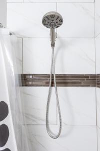 Ένα μπάνιο στο Little Rock - Stylish Downtown Apt Family Friendly
