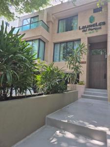 un edificio con delle piante di fronte di Laureles del parque loft a Barranquilla