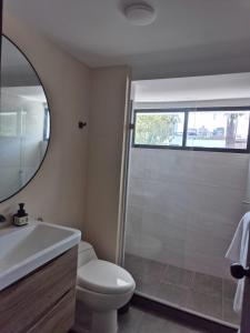 un bagno con doccia, WC e lavandino di Laureles del parque loft a Barranquilla
