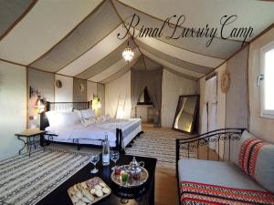 Postel nebo postele na pokoji v ubytování Rimal Luxury Camp