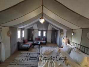 Postel nebo postele na pokoji v ubytování Rimal Luxury Camp
