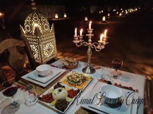 Jídlo v luxury tent nebo okolí