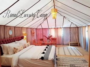 Postel nebo postele na pokoji v ubytování Rimal Luxury Camp