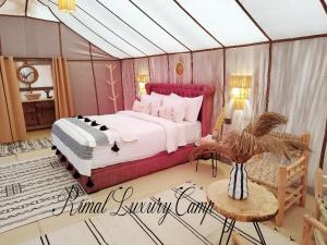 Postel nebo postele na pokoji v ubytování Rimal Luxury Camp