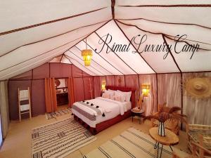 Postel nebo postele na pokoji v ubytování Rimal Luxury Camp