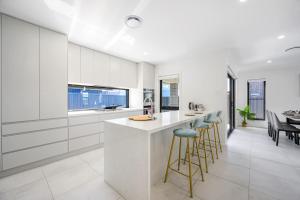 Η κουζίνα ή μικρή κουζίνα στο Modern 4BD Family Retreat Near Leppington
