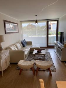a living room with a couch and a table at Bienvenidos a Valdivia in Valdivia