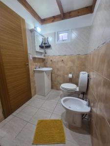 a bathroom with a toilet and a sink at Lo de Kami in Ushuaia
