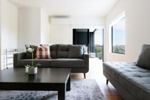 Kings ParkModern Getaway with Balcony & Secure Parking的带沙发和咖啡桌的客厅