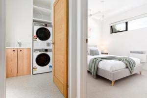 Modern Getaway with Balcony & Secure Parking客房内的一张或多张床位