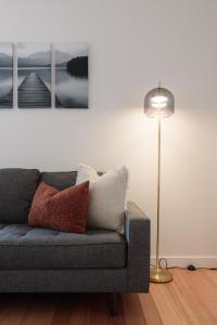 Modern Getaway with Balcony & Secure Parking的休息区