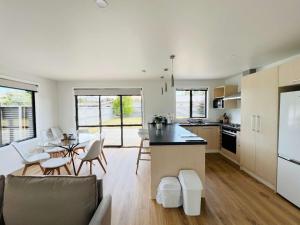 Dapur atau dapur kecil di Cosy 4 Bedroom Home