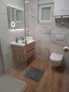 Kúpeľňa v ubytovaní Apartment Pag 6412c + 15 fotografií