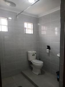 ナニュキにあるMG's Nest Two-bedroom all-ensuite bnb - private compoundのトイレと窓のあるバスルーム