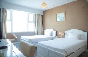 Postel nebo postele na pokoji v ubytování NINH KIỀU FORTUNELAND HoTel