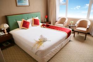 Postel nebo postele na pokoji v ubytování NINH KIỀU FORTUNELAND HoTel + 22 fotografií