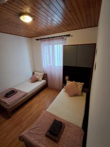 Postel nebo postele na pokoji v ubytování Apartments with parking space Zaton, Krka - 24050 + 6 fotografií