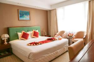 Postel nebo postele na pokoji v ubytování NINH KIỀU FORTUNELAND HoTel