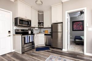 Η κουζίνα ή μικρή κουζίνα στο Little Rock Spot Comfy Downtown - Pet Friendly +21 φωτογραφίες