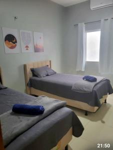 a bedroom with two beds and a window at Dunas residence casa 15- Lençois Maranhense in Santo Amaro