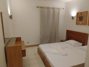 Un dormitorio con una cama y una cómoda con espejo. en Tity Apartments T1 - Perfect Stay on your Holiday, en Santa Maria 16 fotos más