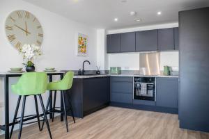 Η κουζίνα ή μικρή κουζίνα στο Oriel Suite - Central - Contractors - 6 Beds