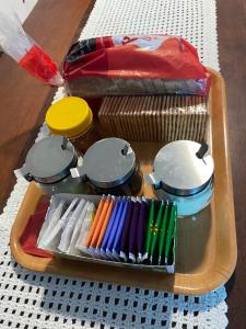 a tray filled withcolored markers and a bag at Casa Daia con cochera y piscina in Resistencia