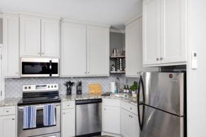 Η κουζίνα ή μικρή κουζίνα στο Modern Comfort in the Heart of Little Rock +27 φωτογραφίες