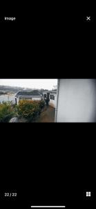 einen Bildschirm mit Blick auf ein Haus in der Unterkunft Cozy 1 bedroom cottage in Roodepoort + 1 Foto