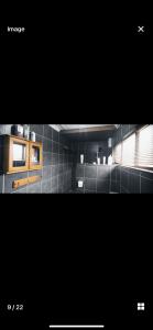 ein Bild einer Küche mit schwarzen Fliesen in der Unterkunft Cozy 1 bedroom cottage in Roodepoort