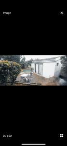 ein Bild eines Hundes auf einem Hof in der Unterkunft Cozy 1 bedroom cottage in Roodepoort