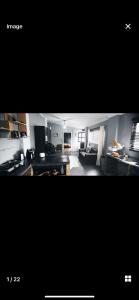 ein schwarz-weißes Bild eines Wohnzimmers in der Unterkunft Cozy 1 bedroom cottage in Roodepoort