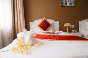 Postel nebo postele na pokoji v ubytování NINH KIỀU FORTUNELAND HoTel
